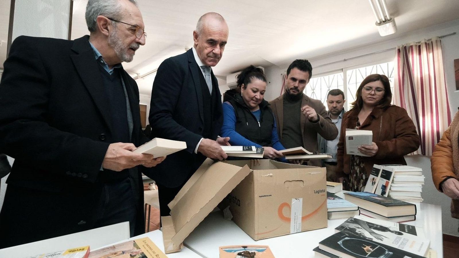 Antonio Muñoz en la entrega de libros en el distrito Cerro-Amate/M.G.