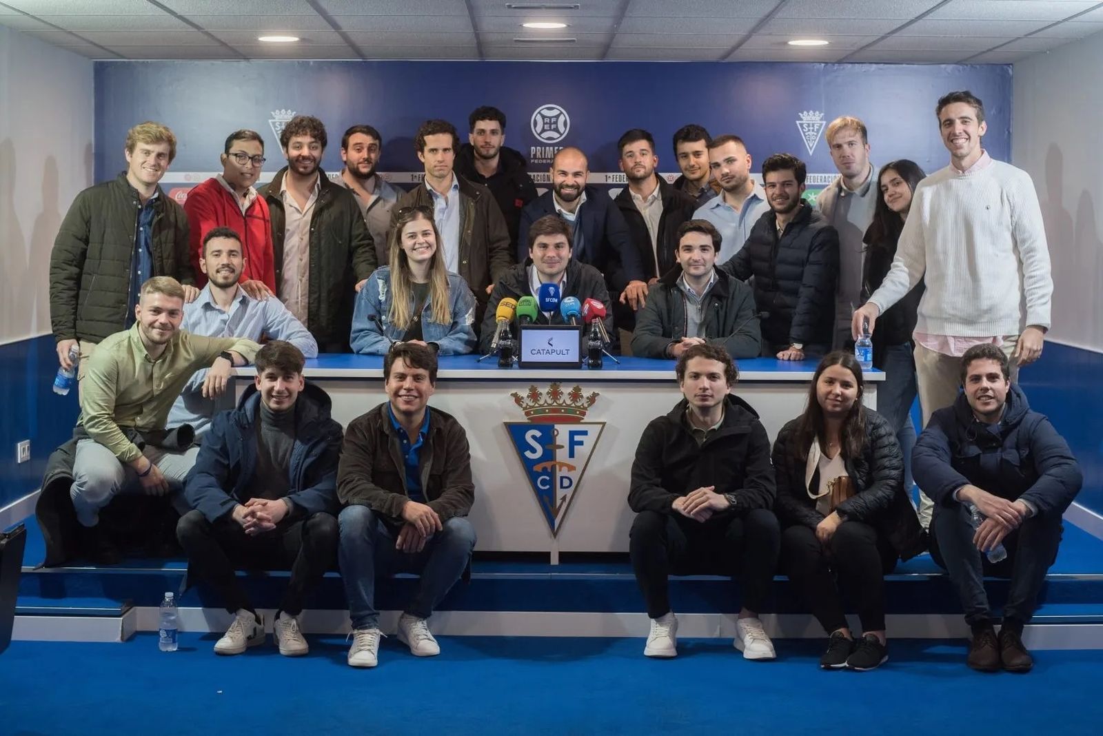 El presidente del club azulino posa con los alumnos en la sala de prensa del Iberoamericano.