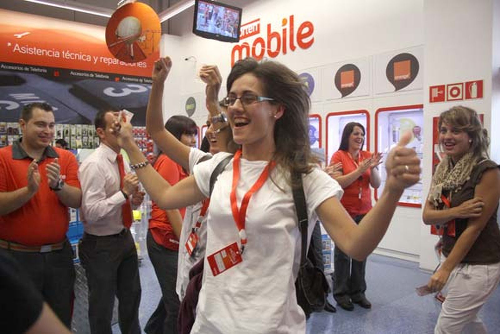 Multitud de personas se agolparon a las afueras de las instalaciones a la espera de la apertura de la nueva tienda Worten instalada en Las Marismas, en la localidad de Los Barrios

Foto: Vanessa Perez