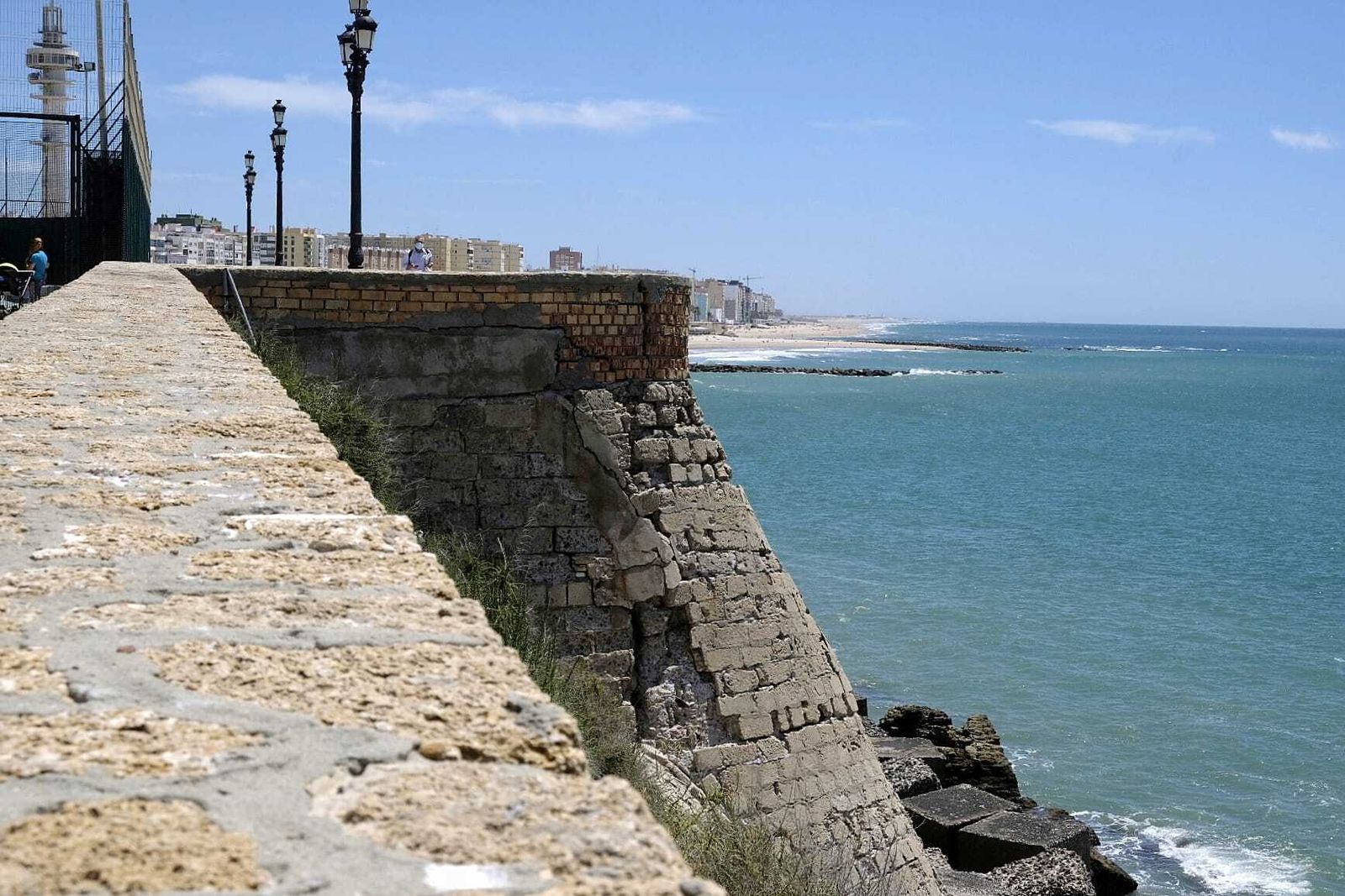 Zona de la muralla donde se ve claramente la grieta que se ha abierto.