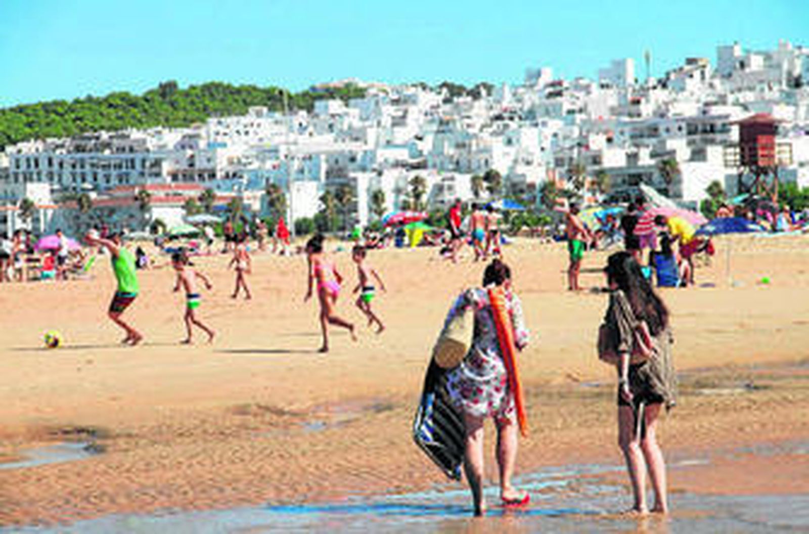 La playa urbana de Los Bateles de Conil, es uno de los puntos más concurridos en la temporada veraniega.