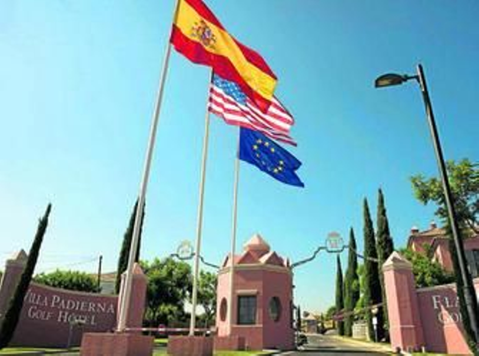 El hotel Villa Padierna ha colocado una bandera de EEUU para dar la bienvenida a Michelle Obama.