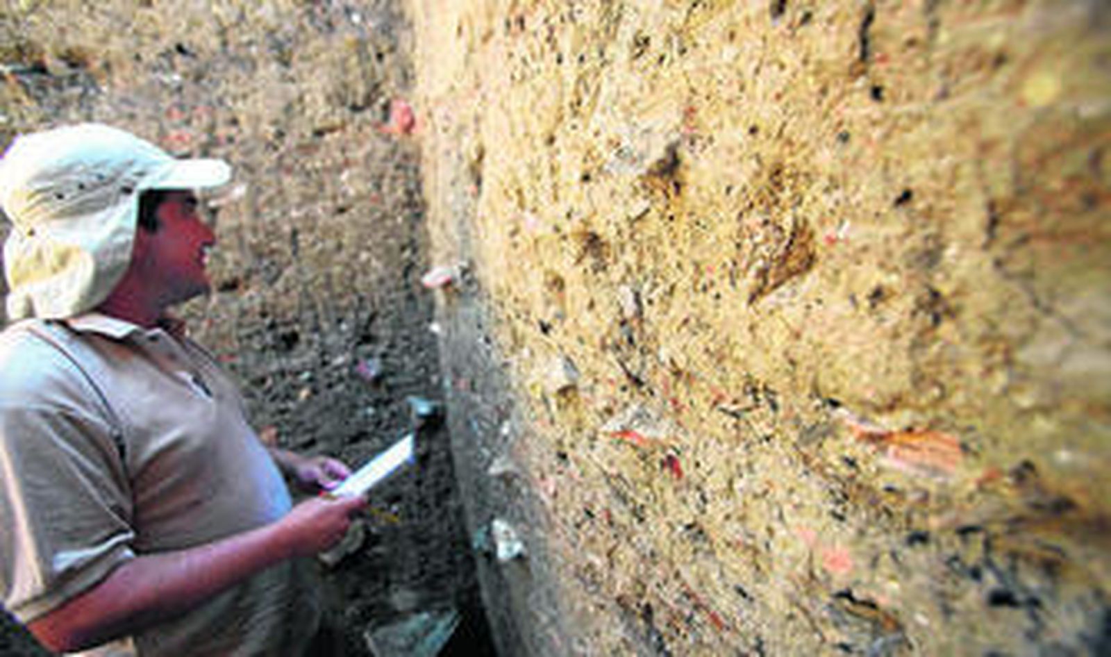 1. La muralla con las partes diferencias, inferior y superior 2. El corte realizado en la tierra muestra restos de cerámica y materiales. 3. La profundidad de la muralla mientras se extrae tierra parar analizar. 4. Vista general del terreno excavado con la muralla y los cuartos adosados.  5. Imagen de la arqueólogo Lourdes Roldán en la zona de la excavación. 6. El arqueólogo Juan Blánquez, ayer.