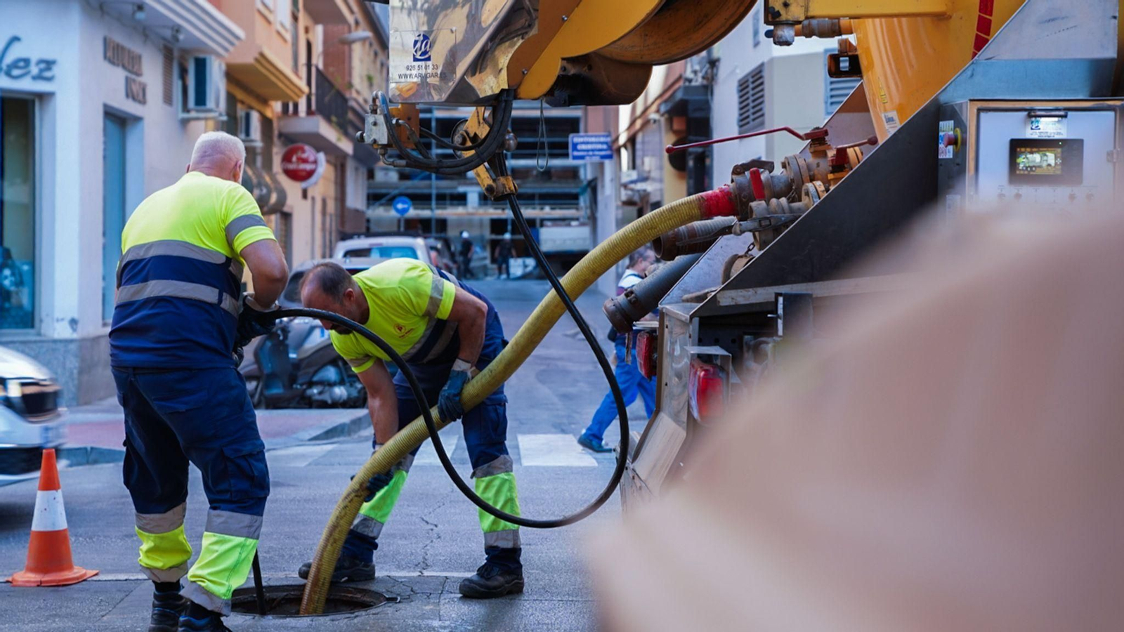 Operarios de Emasa realizando trabajos de mantenimiento y conservación de las redes de saneamiento