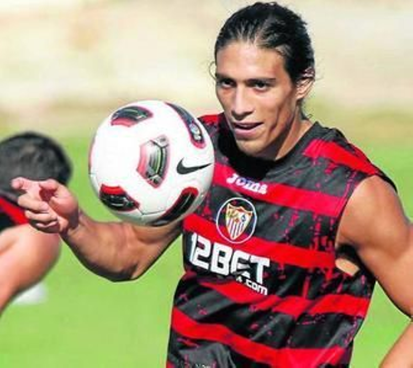 Martín Cáceres, entrenándose con el Sevilla.