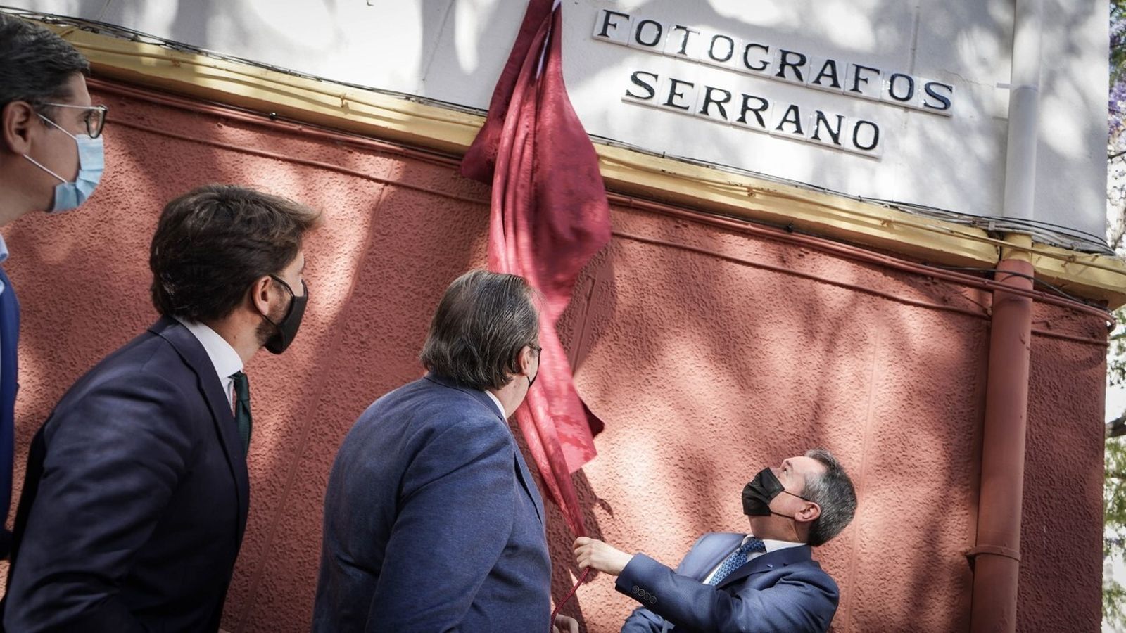 Juan Espadas descubre el rótulo de la calle dedicado a los fotógrafos Serrano.