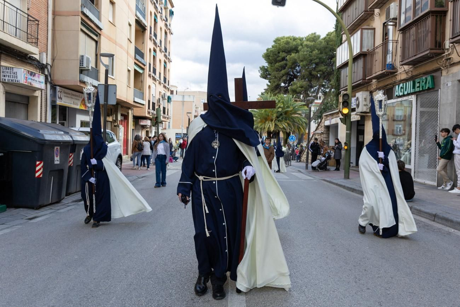 La temida lluvia impide el desarrollo normal de este Martes Santo