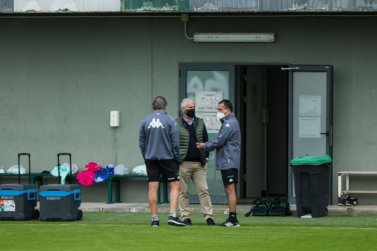 Manuel Pellegrini, Antonio Cordón y Alexis Trujillo, en la ciudad deportiva.