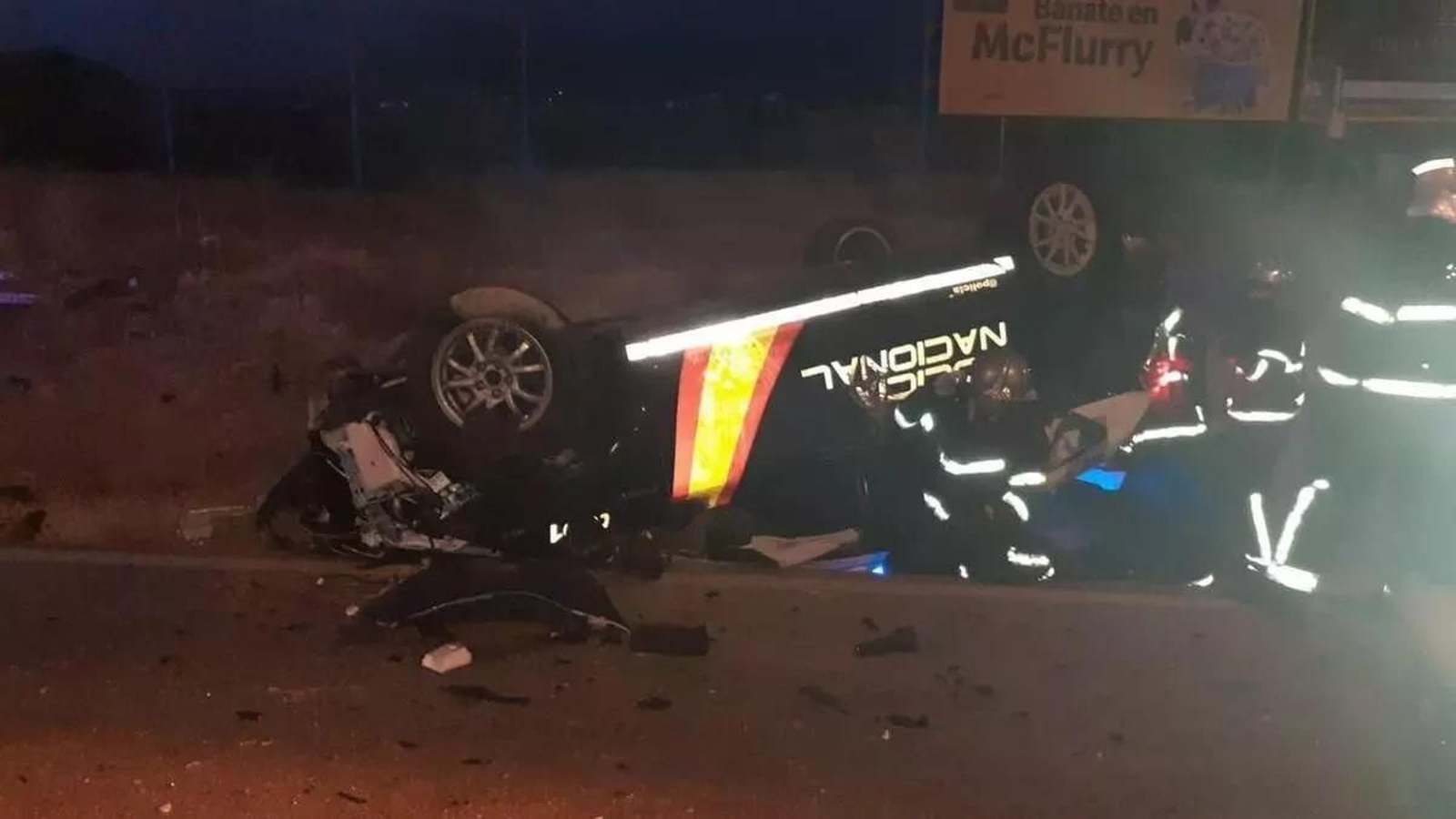 Los bomberos, junto al 'zeta' de la Policía Nacional.
