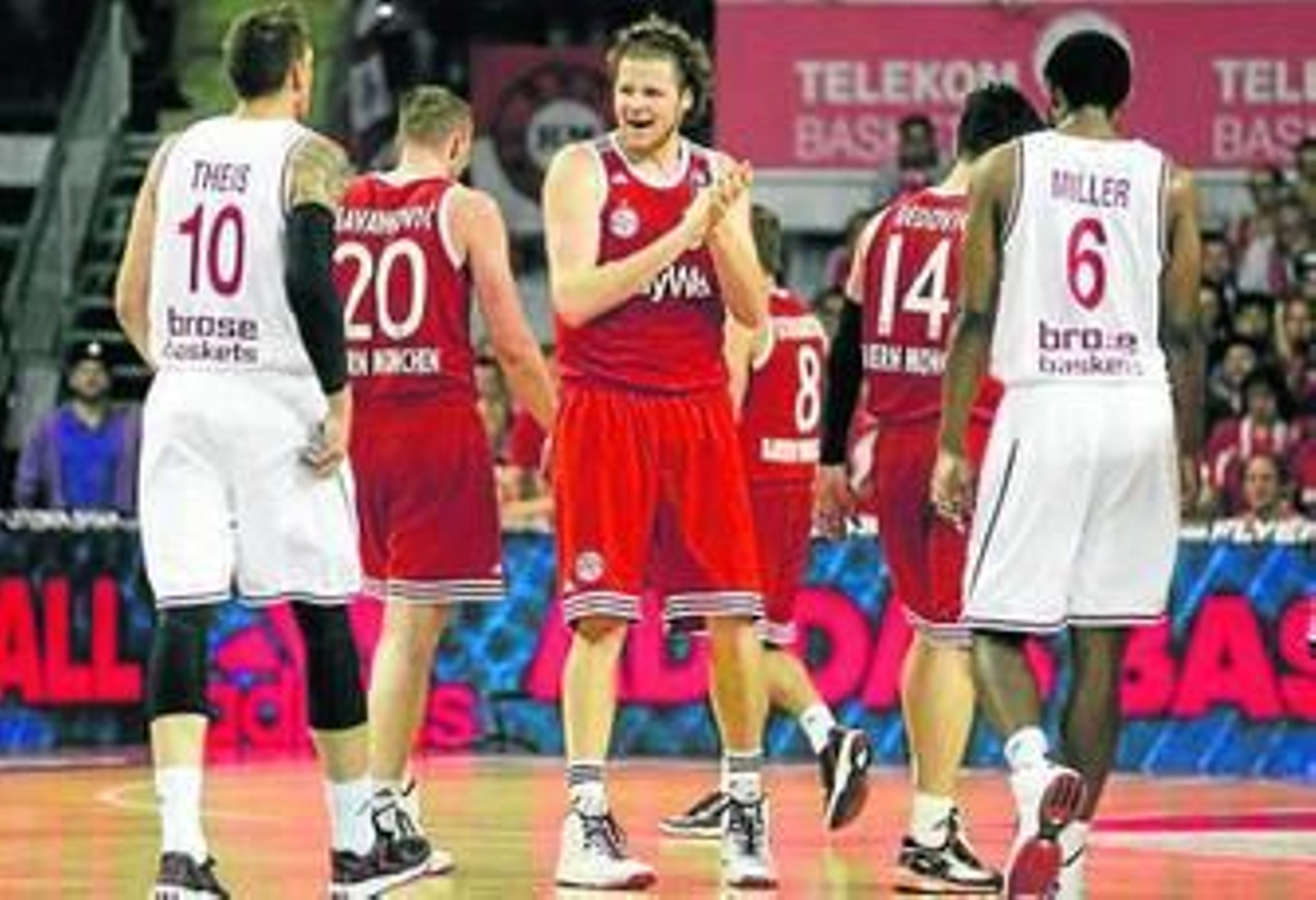 John Bryant aplaude durante el partido.