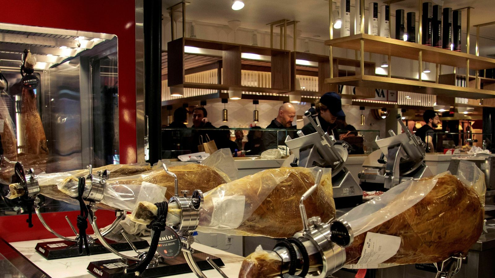 Patas de jamón ibérico en 'Mercado Little Spain'.