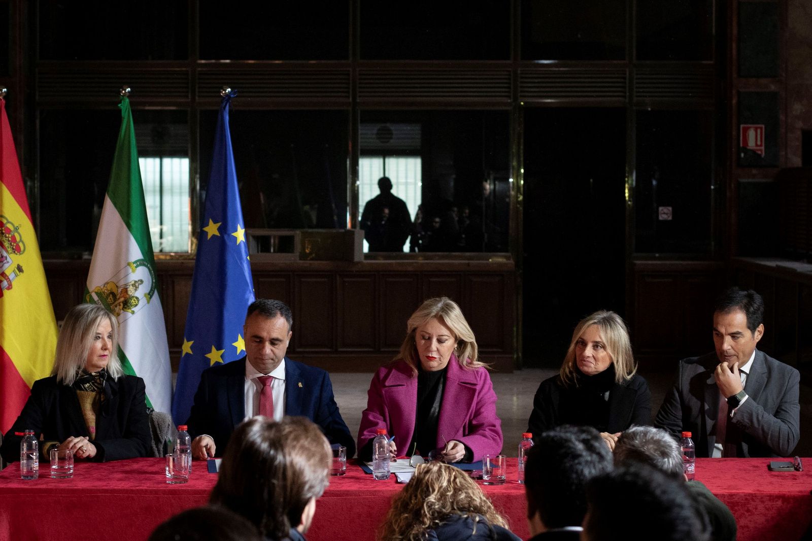 Representantes de Diputación, Junta, Ayuntamiento y Fiscalía en el momento de la firma.