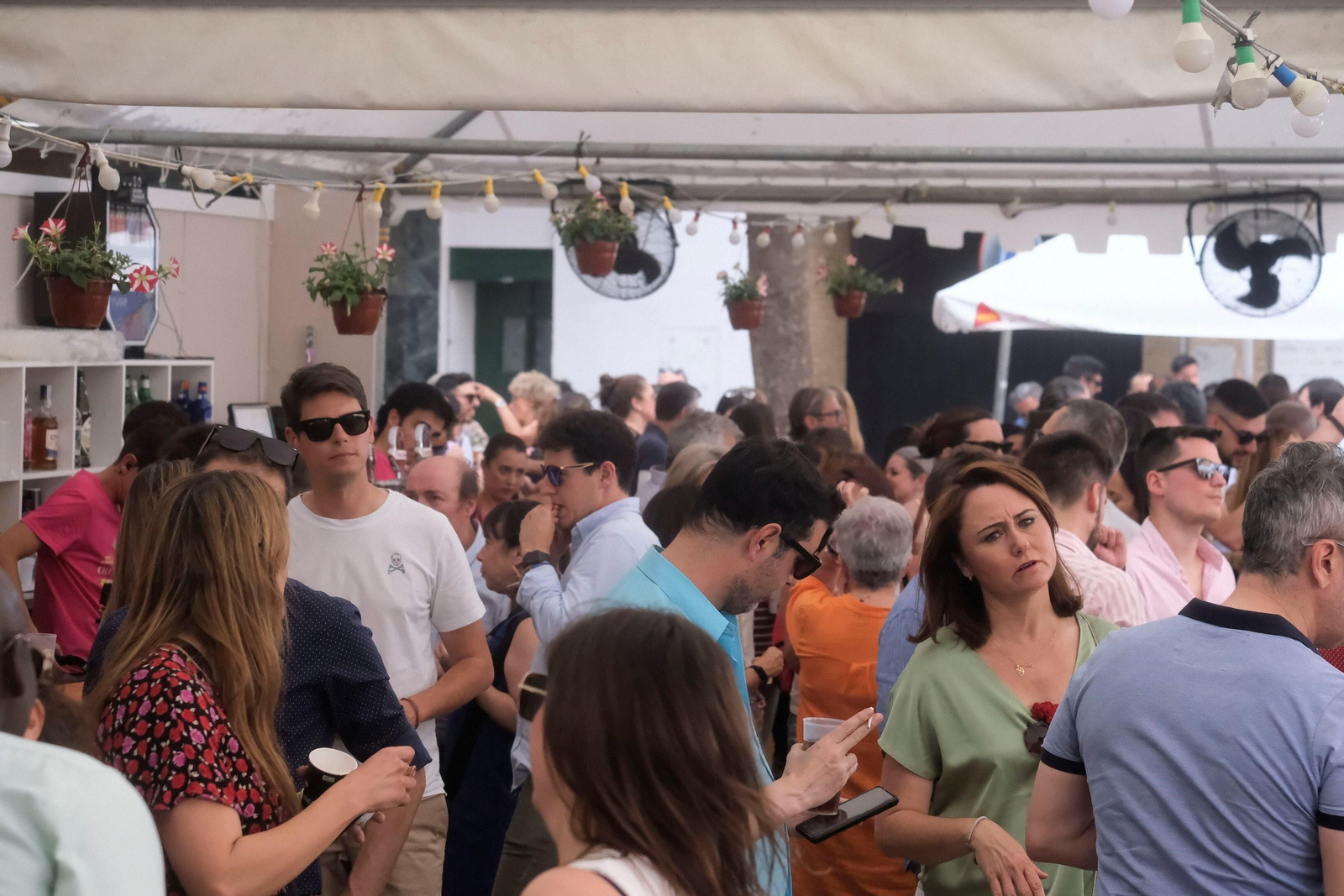 Ganas de fiesta a las puertas del fin de semana en las Cruces de Mayo de Córdoba, en imágenes