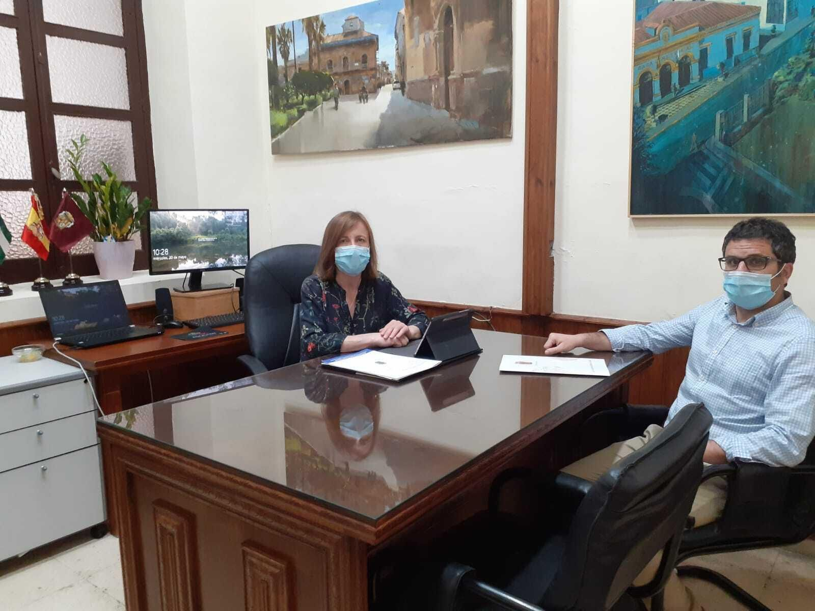 La alcaldesa junto al concejal de Promoción Ciudadana.