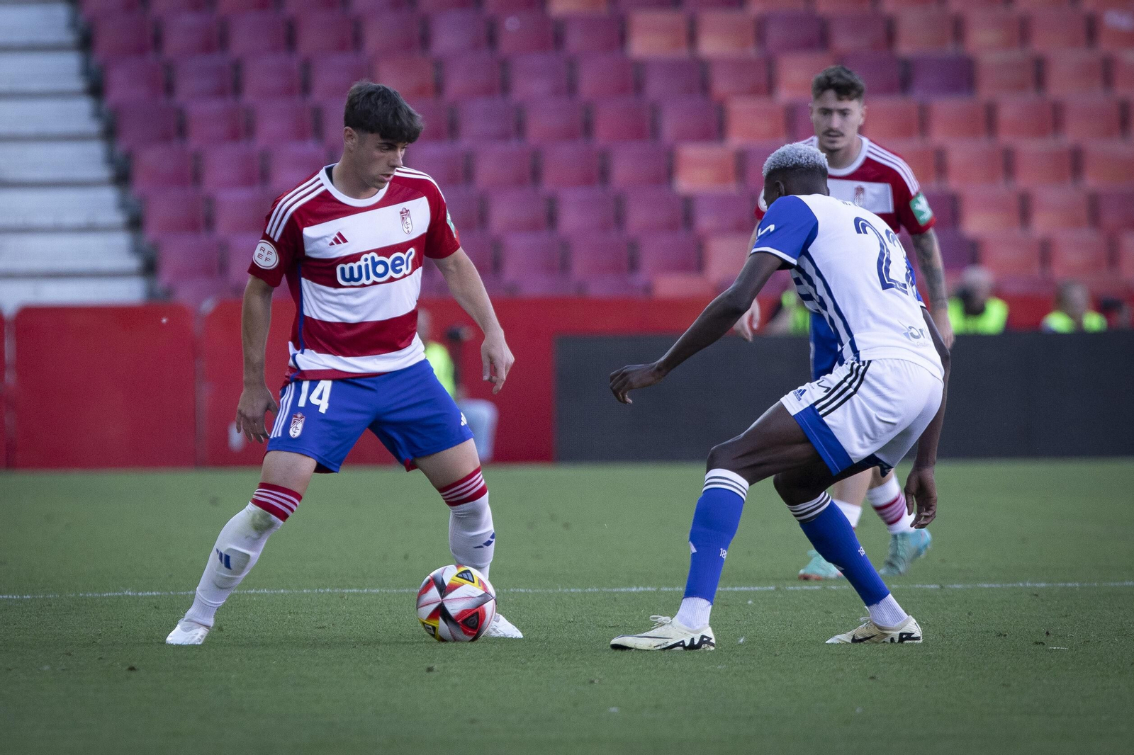 Rahim presiona a Pablo Sáenz que controla el balón.
