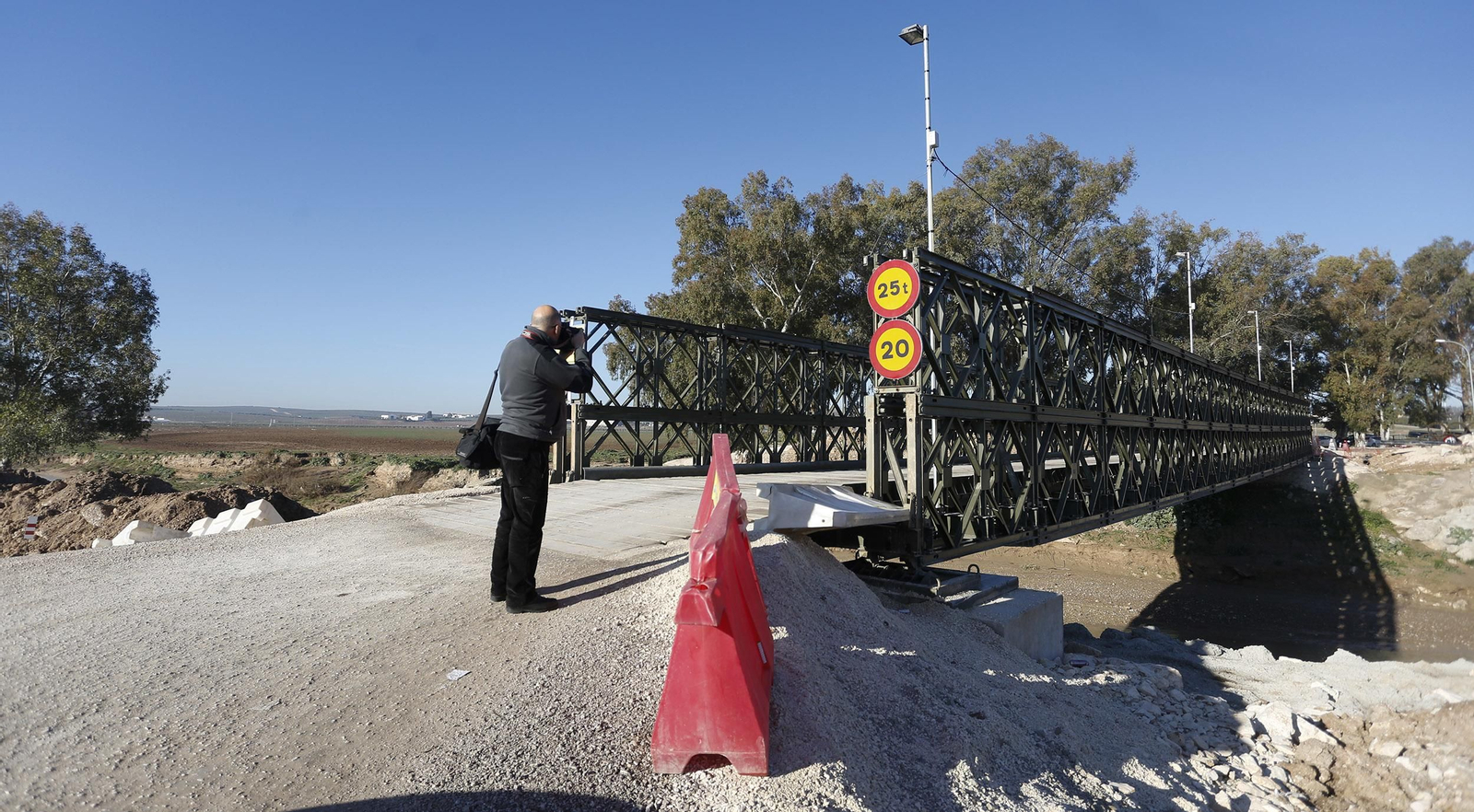 La visita de la ministra de Defensa a los puentes de Casariche y El Rubio, en imágenes