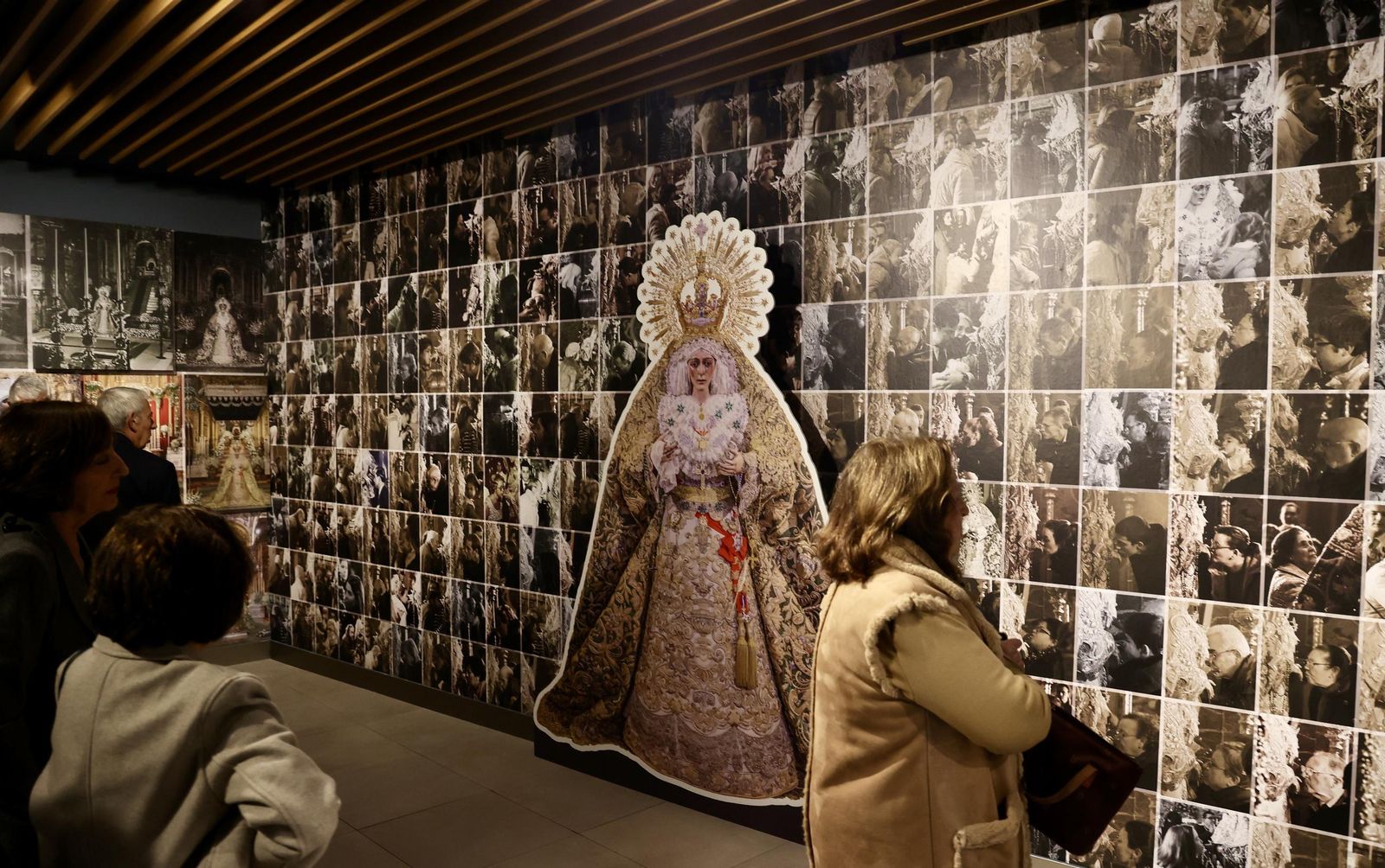 Exposición Ofrenda. Rosa. Corona. Beso