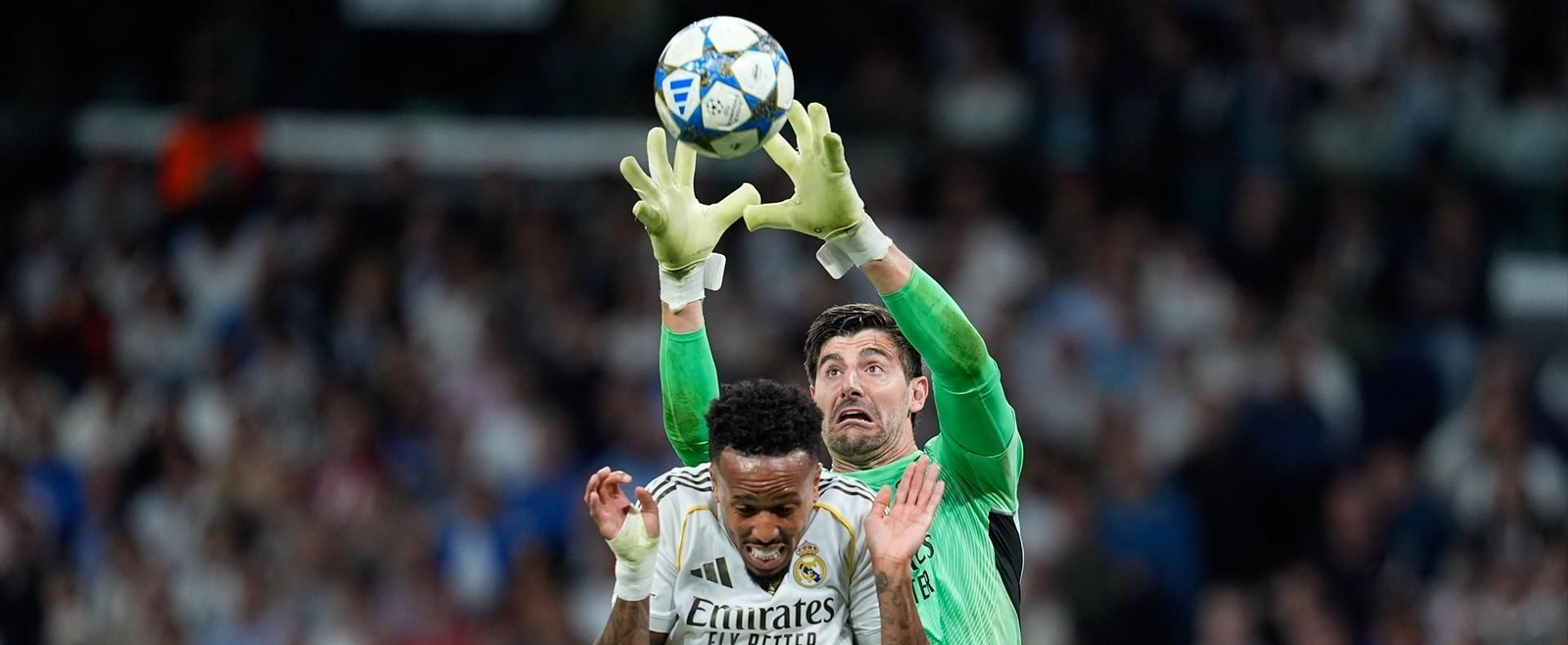 Courtois, el héroe del triunfo madridista, agarra un balón ante Militao.