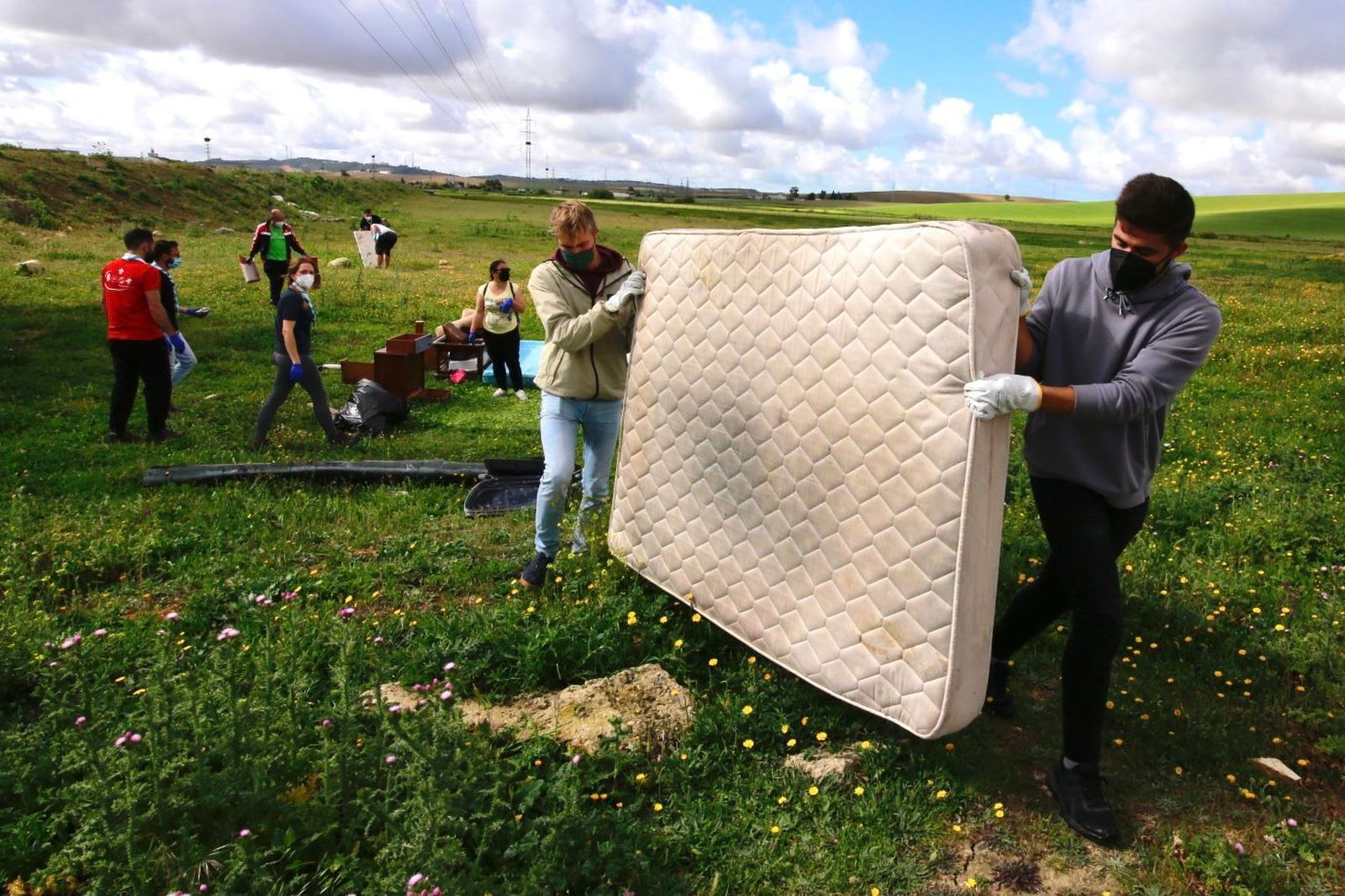 Voluntarios de Zero Waste, este domingo, en la recogida de basura junto a Luz Shopping.