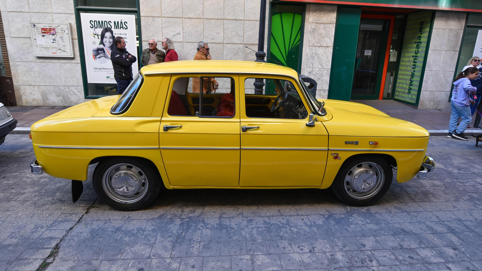 La exhibición de coches de antiguos en el centro de La Línea, en imágenes