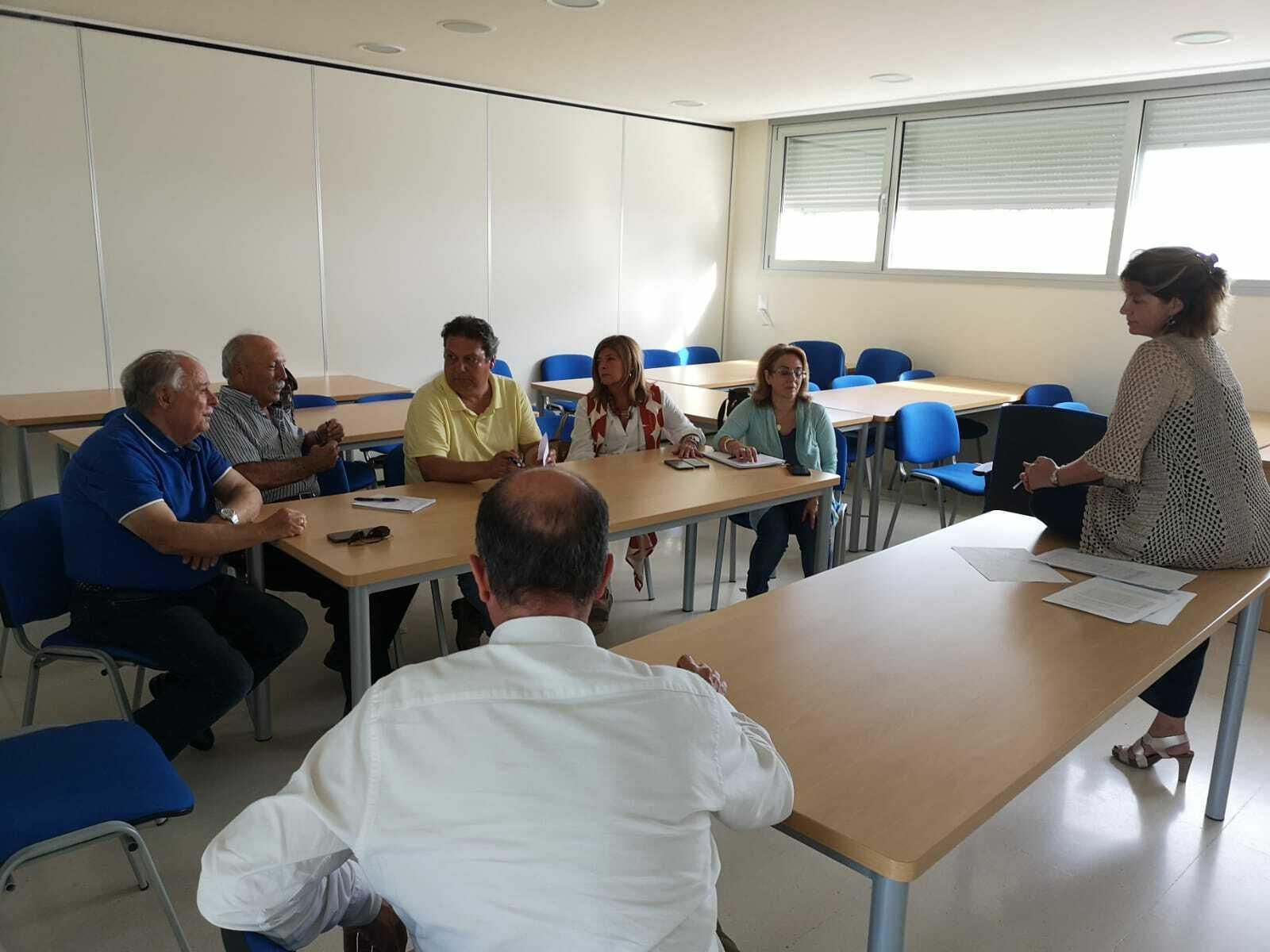 Responsables del SAS con miembros de 'Solidaridad' durante la reunión para informarles sobre el plan de vacaciones.