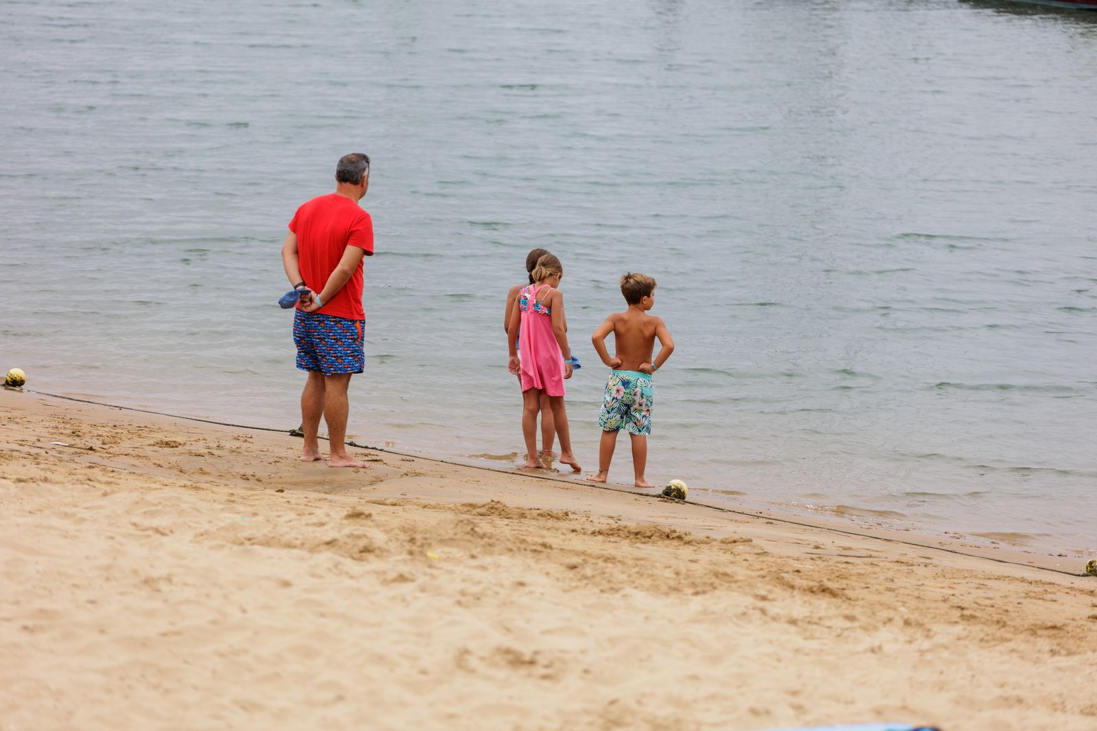 Una familia disfruta de una jornada de playa en Huelva