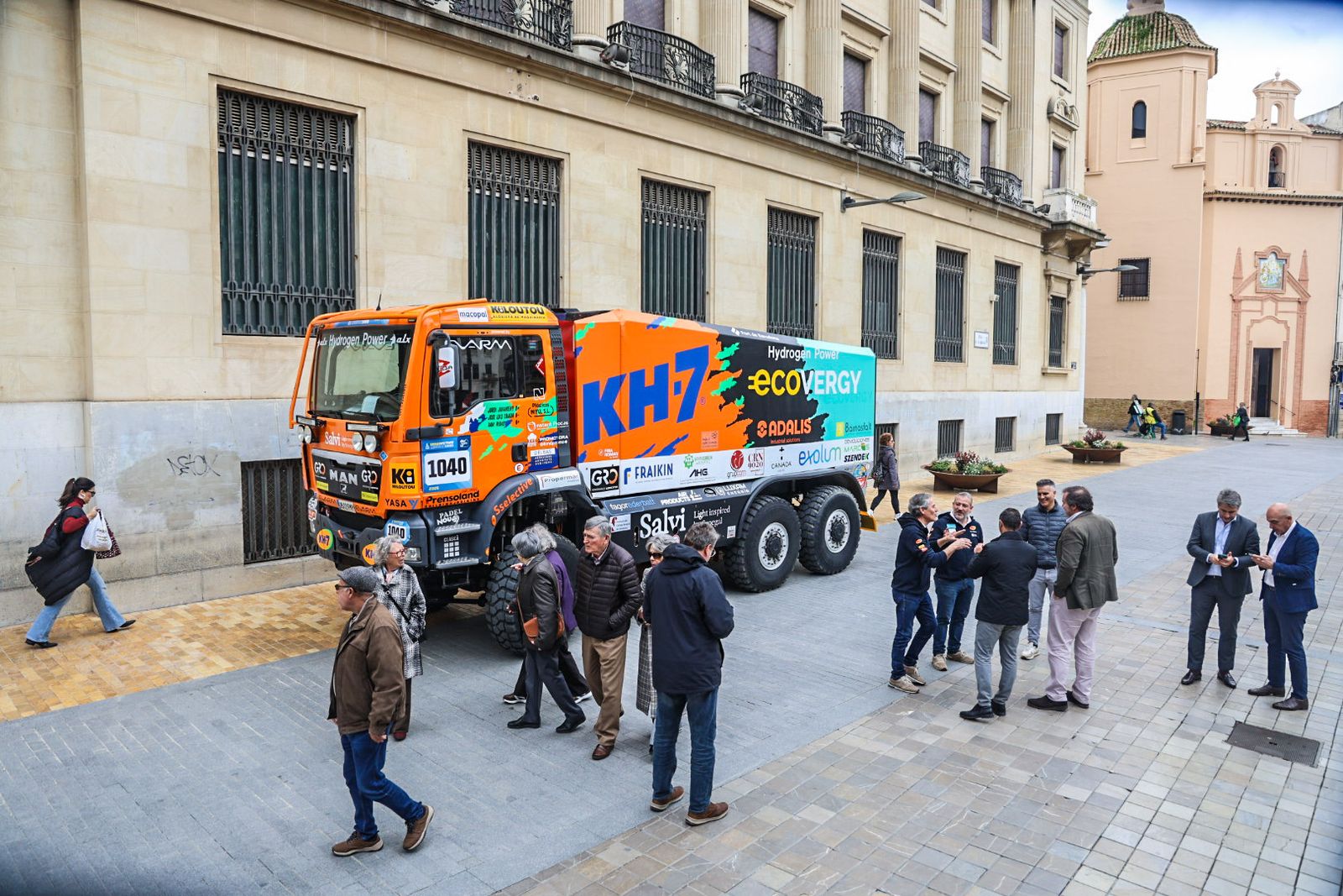 Fotografías de la llegada del vehículo ganador del último Rally Dakar en la categoría Mission 1000, enmarcado en la Jornada 'Huelva presente y futuro en movilidad sostenible y desarrollo territorial'