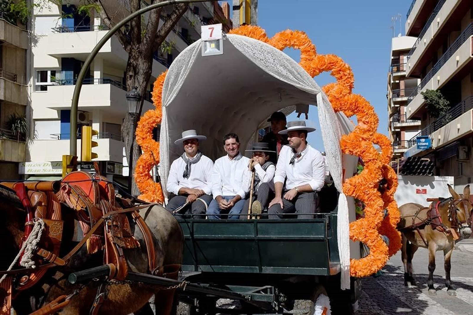 Imágenes de los peregrinos de la Hermandad de Emigrantes en su salida por las calles de Huelva