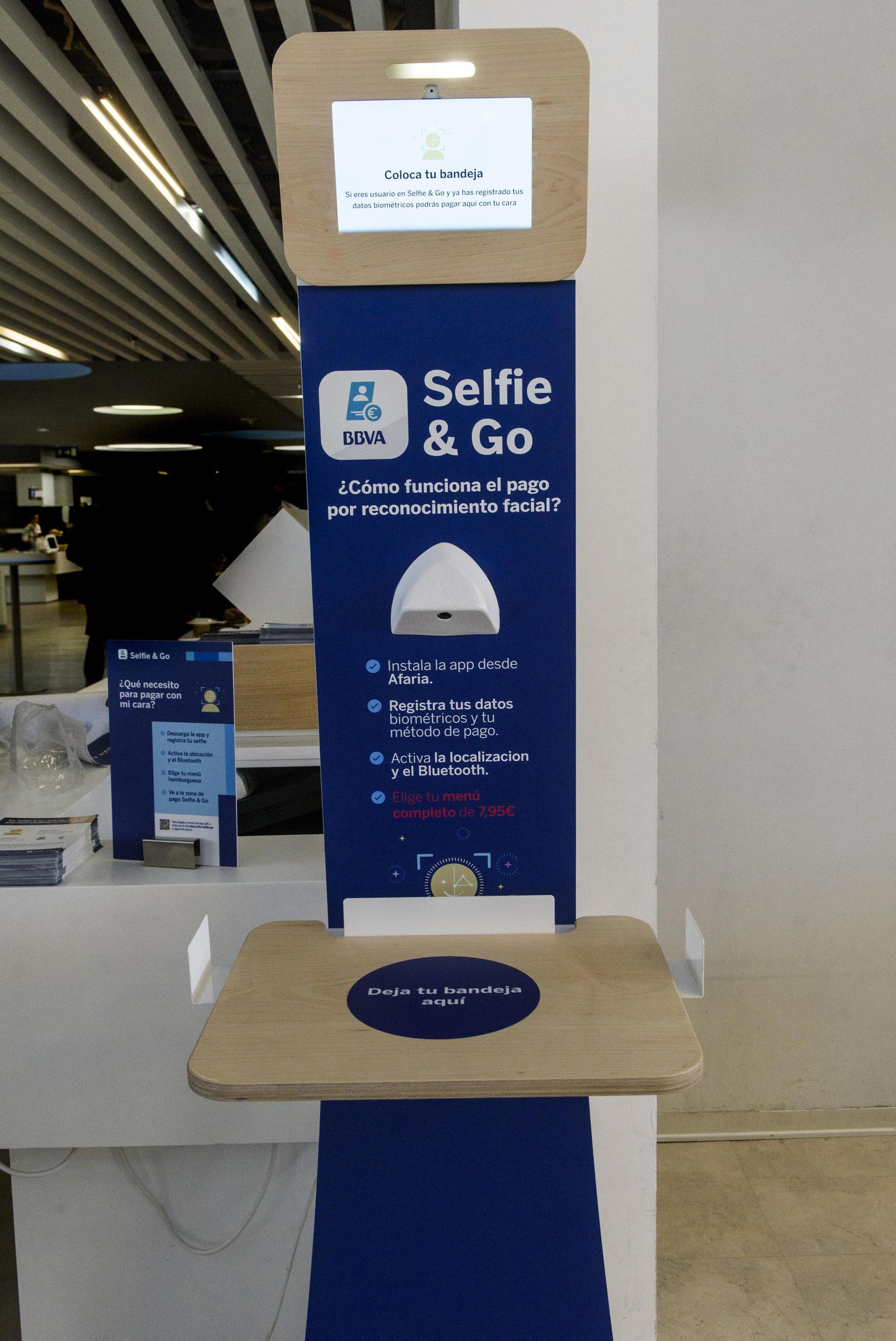 Tótem instalado por BBVA para que sus empleados paguen la comida en su sede mediante el reconocimiento facial. Arriba la pantalla y la cámara que autentican al cliente. Abajo el soporte para la bandeja y la cámara que verifica el contenido a pagar.
