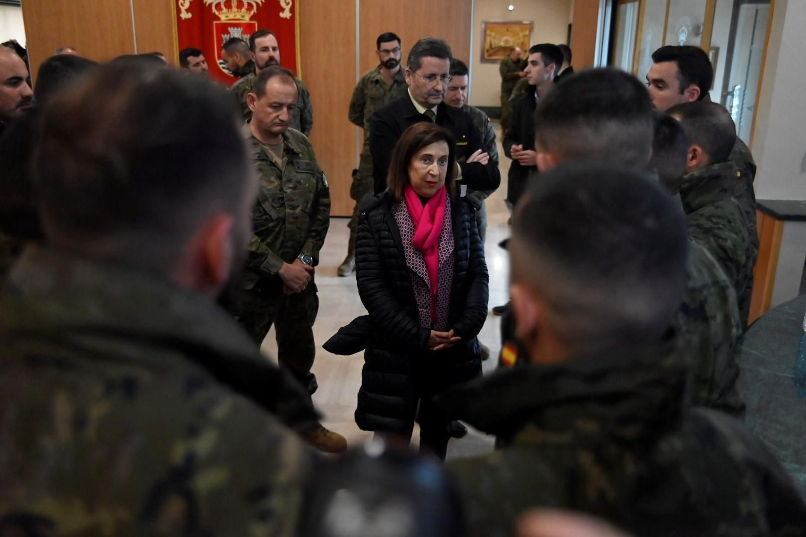 La ministra de Defensa, en una visita a Cerro Muriano pocos días después de la muerte de los militares.