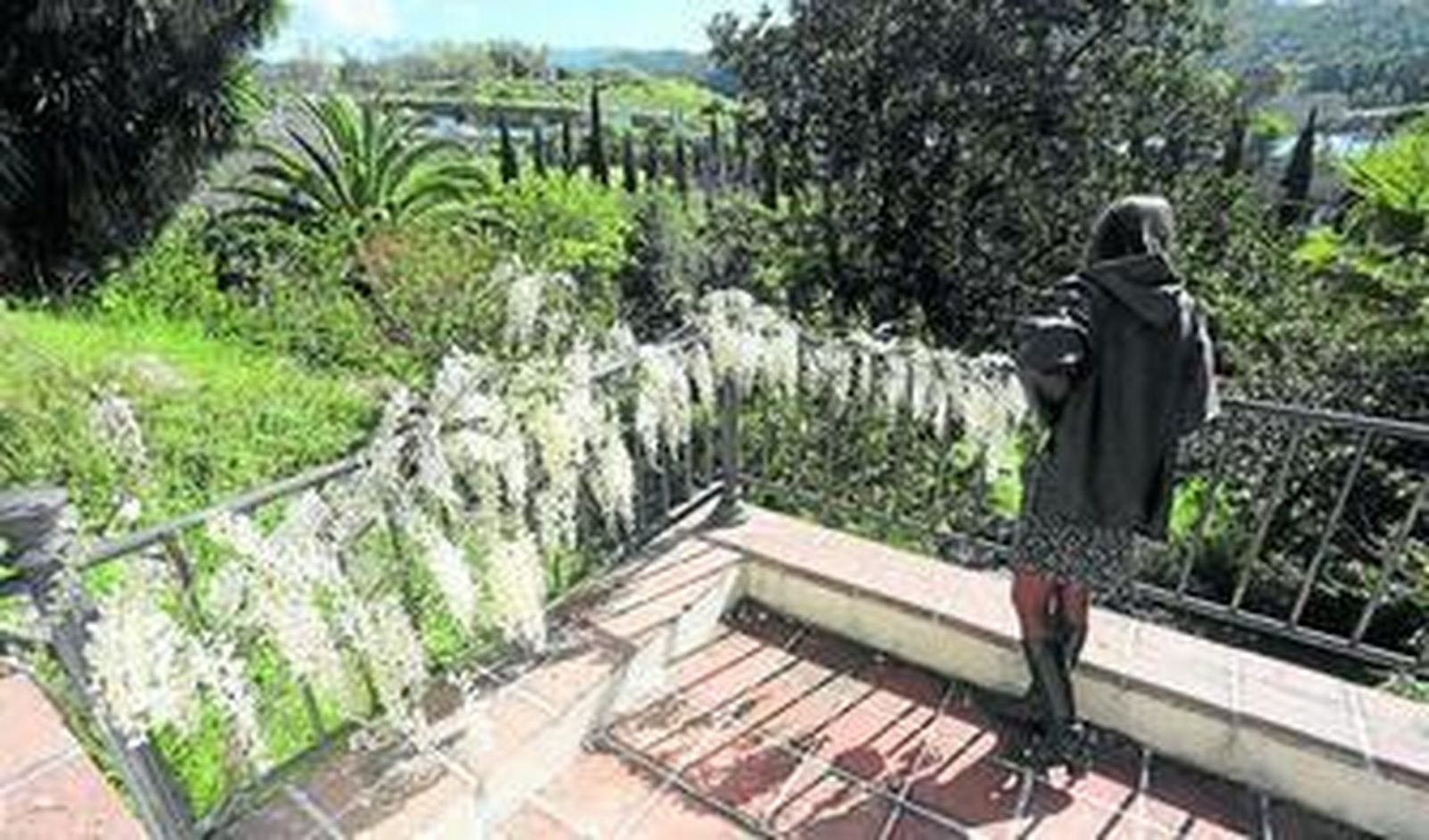 Una visitante recorre el Jardín  Botánico-Histórico de La Concepción.