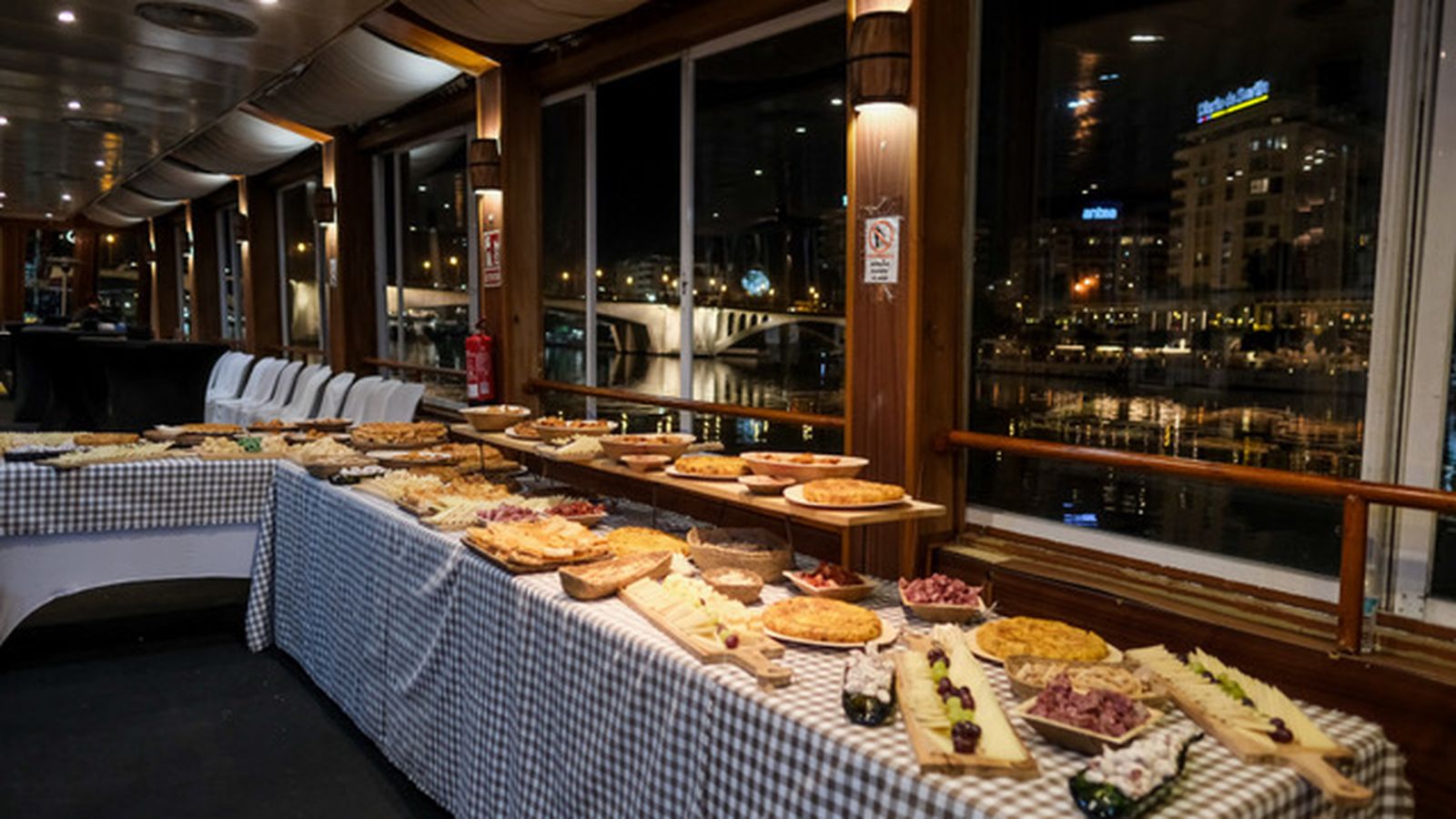 Fiesta navegando por el Guadalquivir con bufet, barra libre, música y networking.