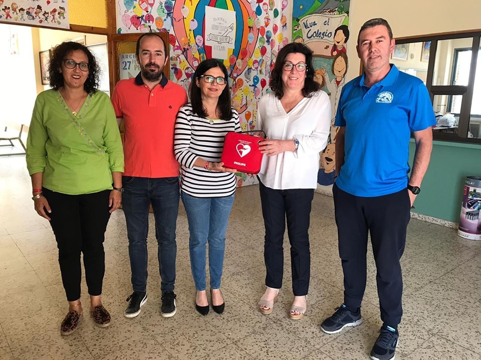 Entrega de uno de los desfibriladores