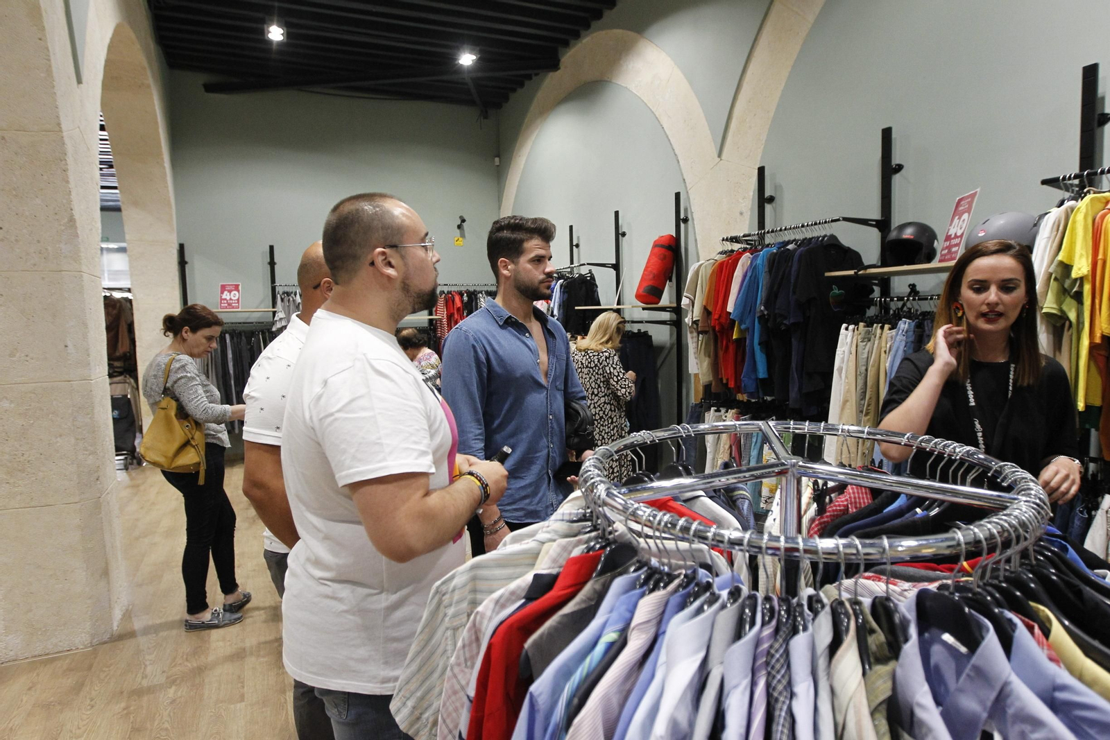 Fotogalería influencers en tienda Koopera Store Caritas Almería