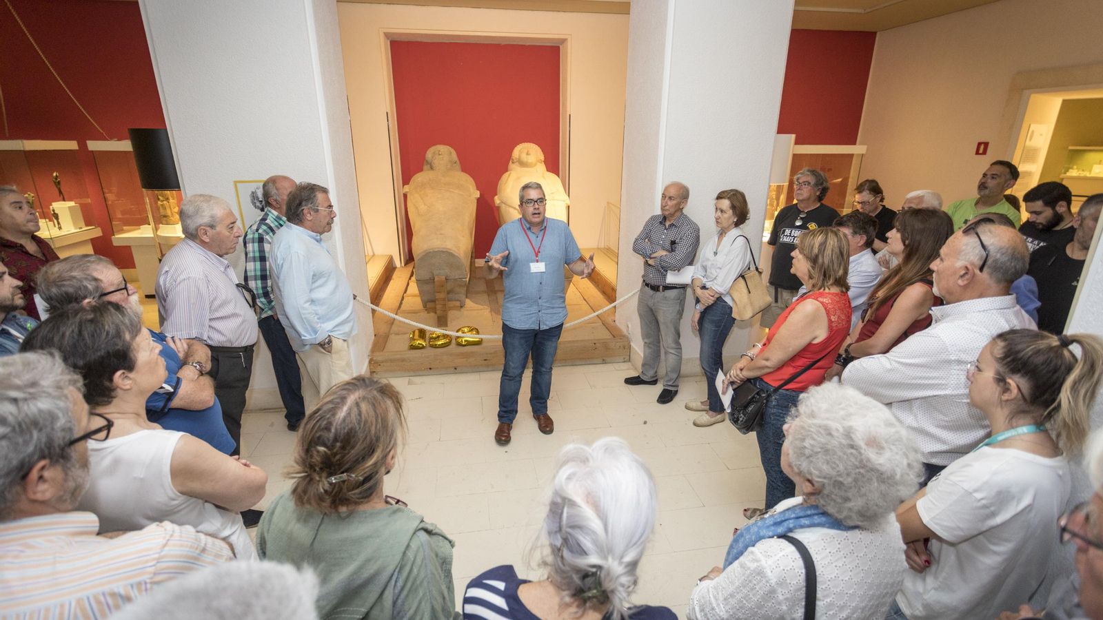 El director explica las peculiaridades del sarcófago a los asistentes.