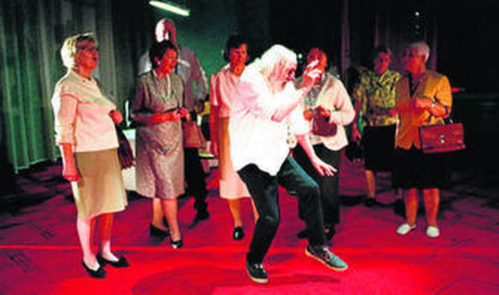 'Vader' es el último espectáculo de la compañía belga Peeping Tom, que lo presenta en el Central.