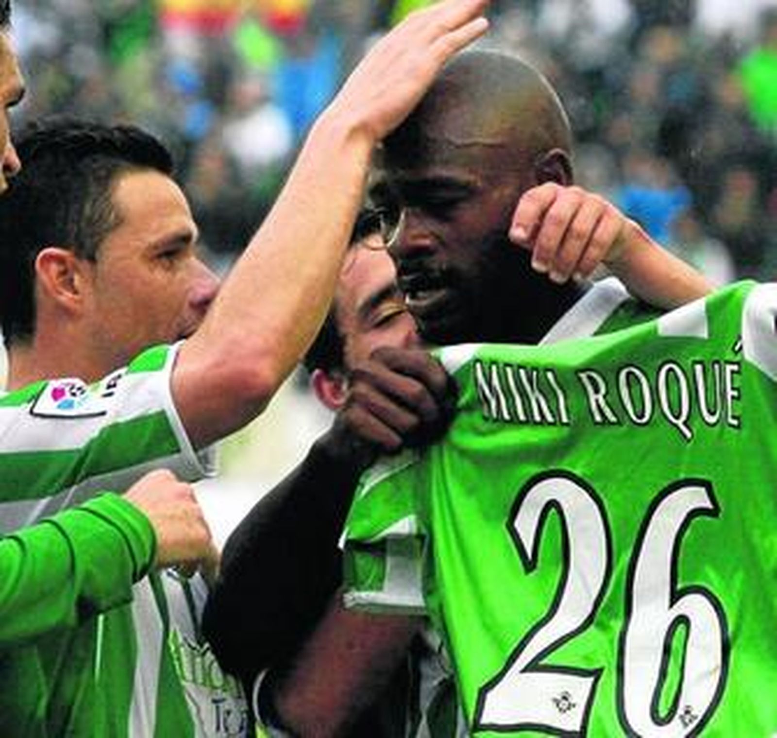 Emaná celebra su gol con una camiseta del ausente Miki Roqué.