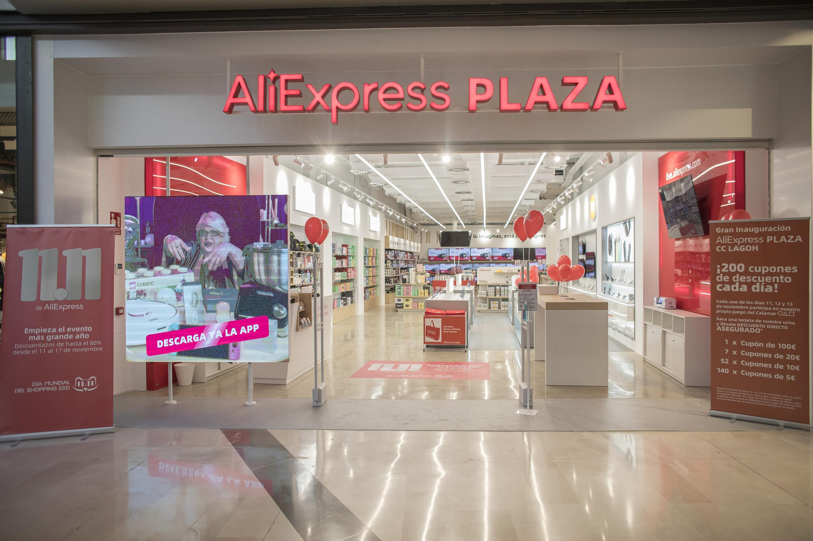 Así ha sido la apertura de AliExpress Plaza en el Centro Comercial Lagoh de Sevilla