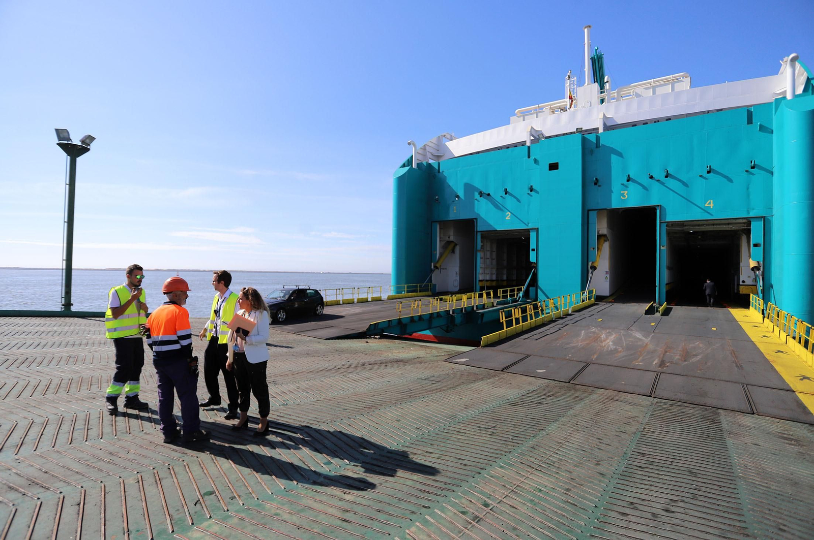 Imágenes de la llegada de un buque de Baleària al Puerto de Huelva