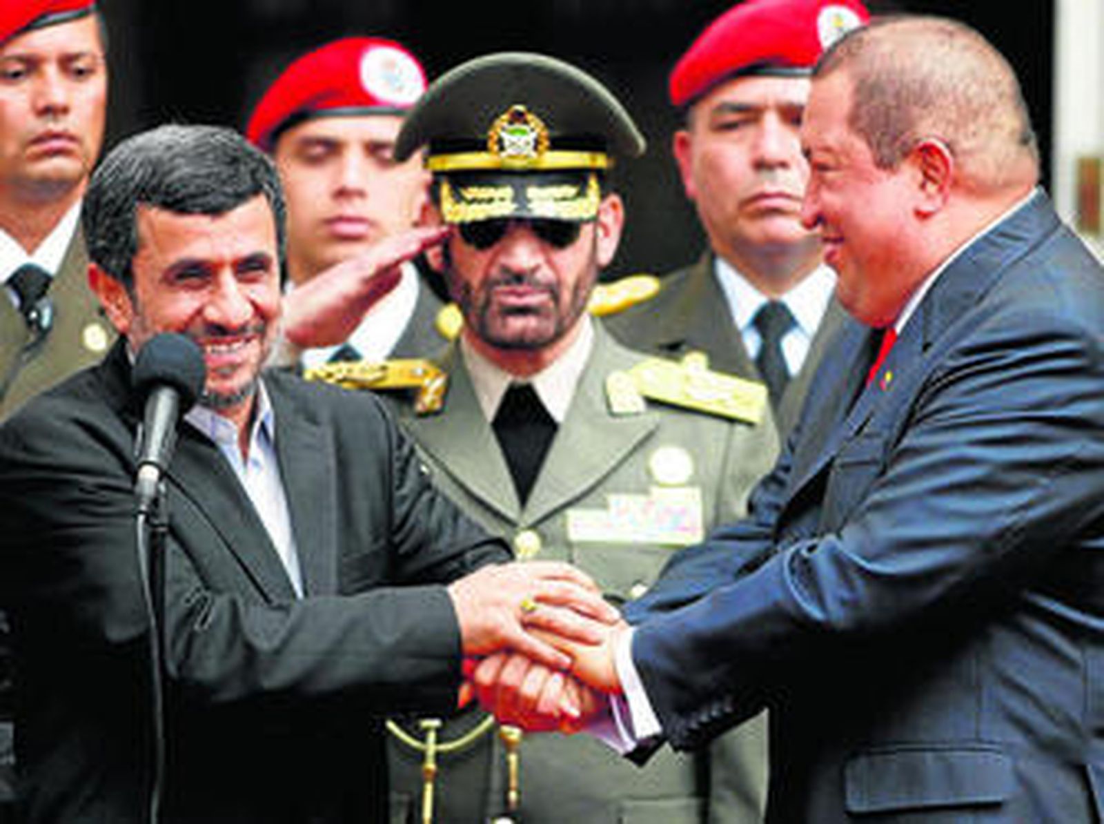 Chávez da la bienvenida a Ahmadineyad en el Palacio de Miraflores, en Caracas.