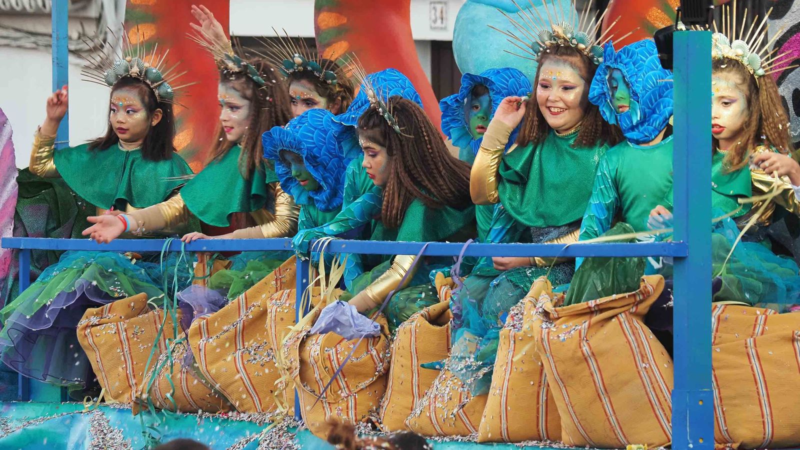 Niñas lanzan serpentinas en una carroza de la Cabalgata de Cartaya
