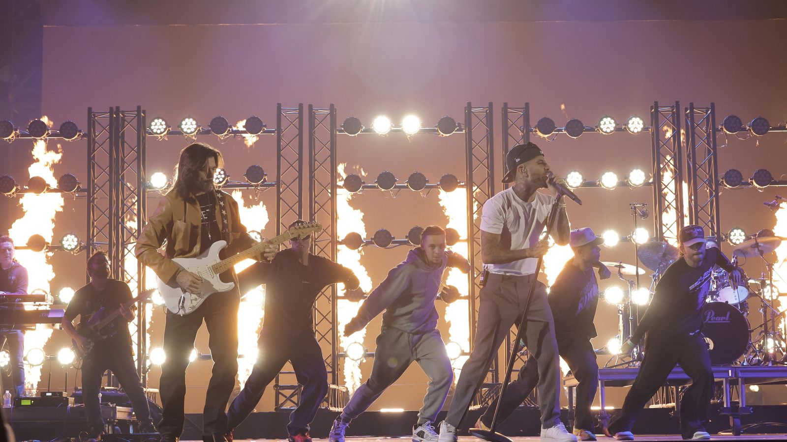 Juanes y Rauw Alejandro en Fibes