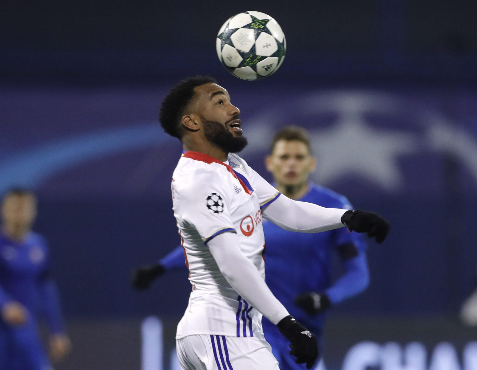 El goleador del Lyon, Lacazette, golpea el balón de cabeza en el último partido disputado en Zagreb.