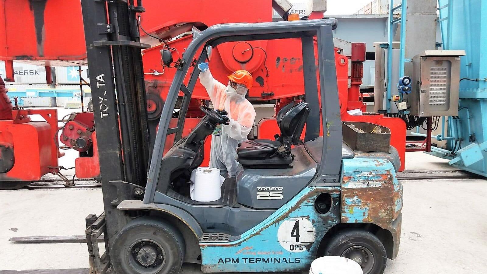 Desinfección de una transpaleta en APM Terminals Algeciras.