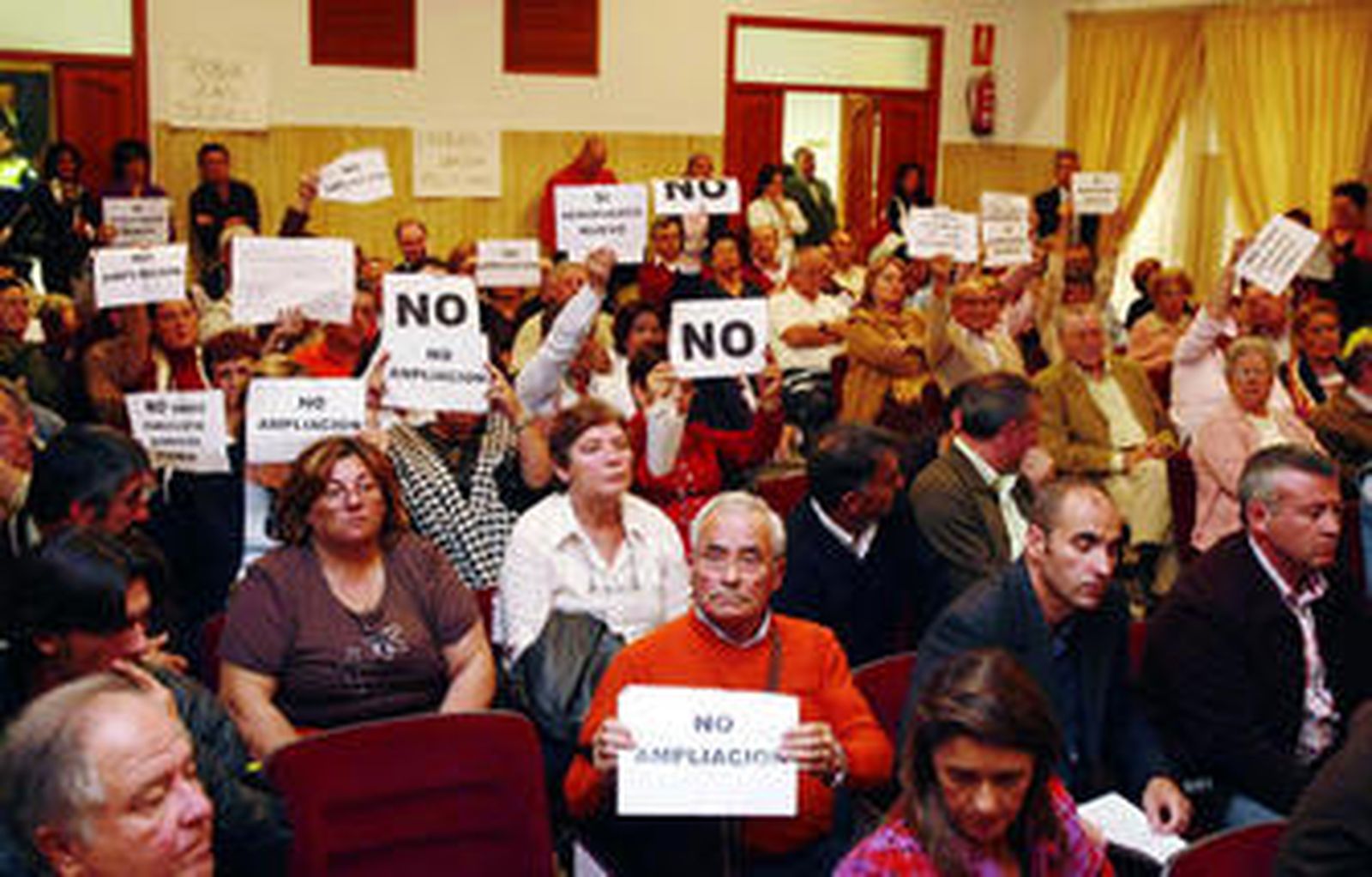 Protesta de vecinos en el Pleno que aprobó el convenio con AENA.