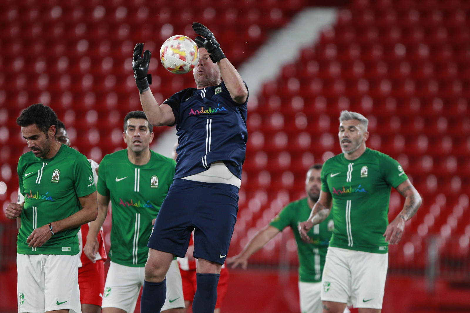 Imágenes del partido homenaje al 'eterno' capitán de la U.D. Almería, José Ortiz