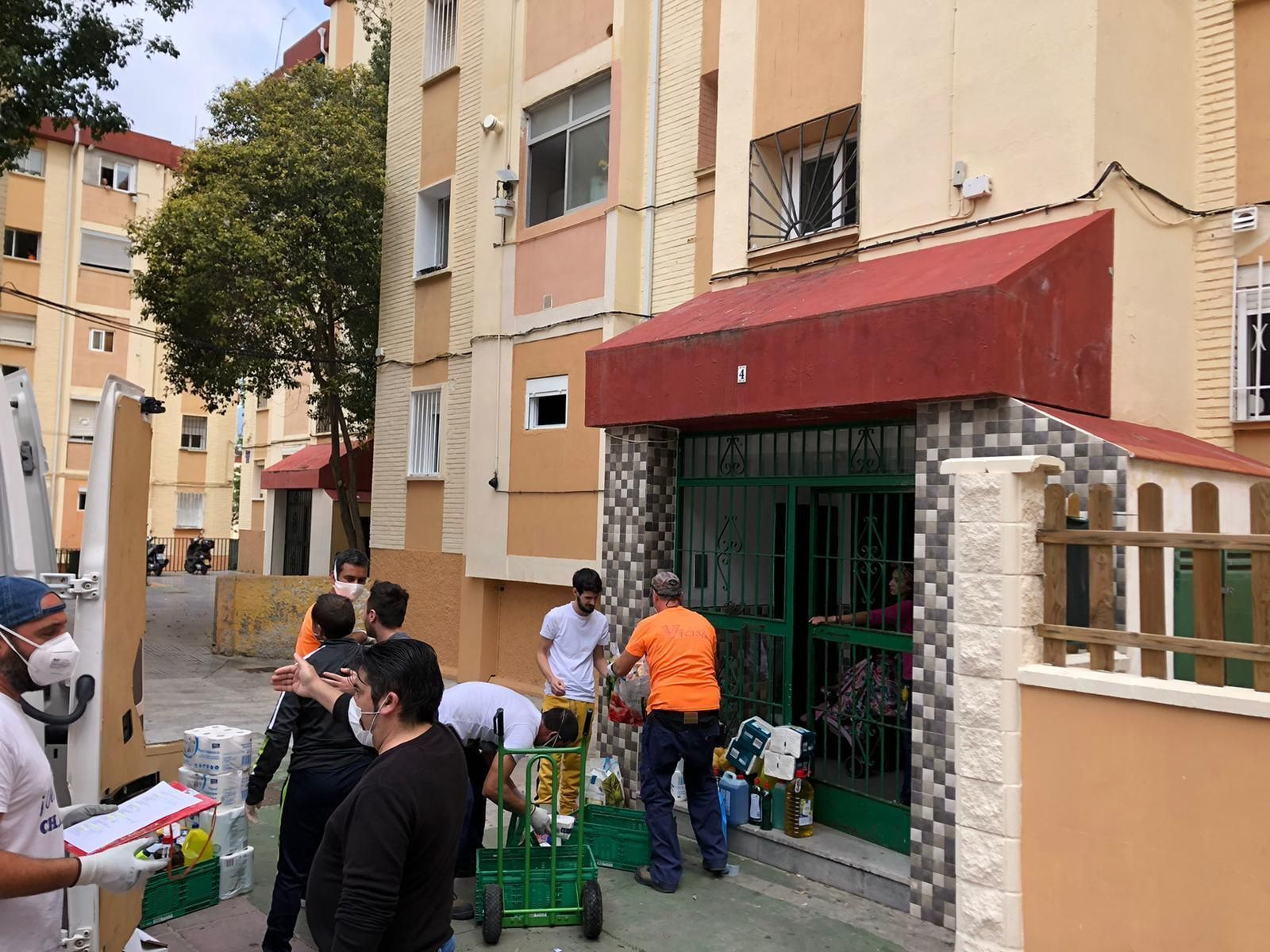Reparto de alimentos en La Palmilla