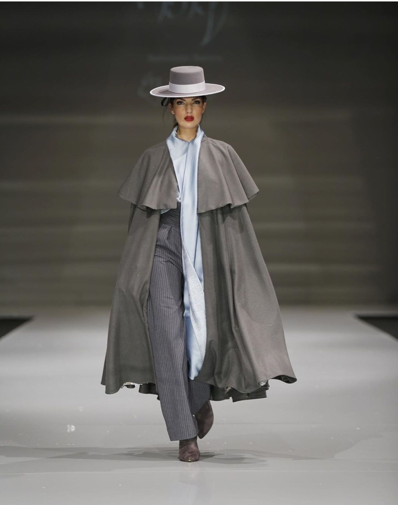 Uno de los diseños de capa y sombrero de Bartolomé Barrera sobre la pasarela.