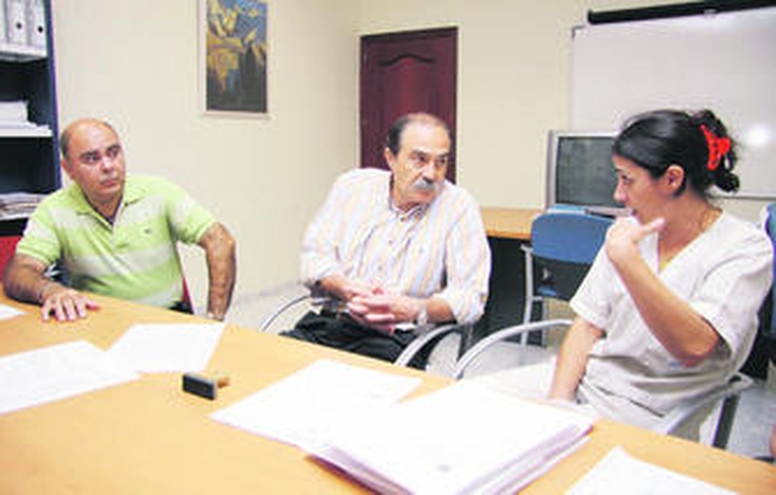 Fernando Castelló, portavoz de CSI-F, Francisco José Vega y Mónica González, ayer en el ambulatorio de La Campana.