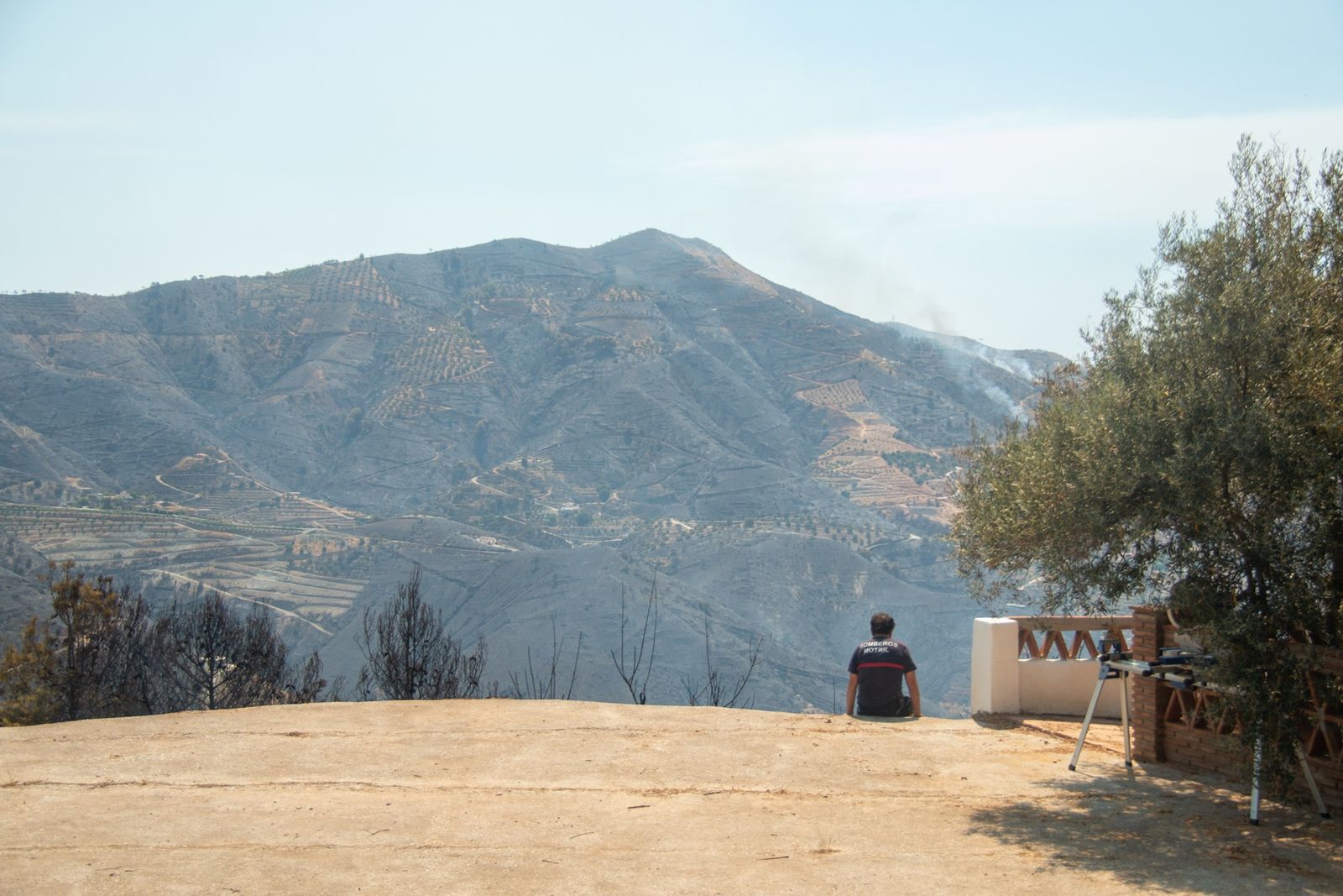 El trabajo para controlar el incendio de Almuñécar, en imágenes
